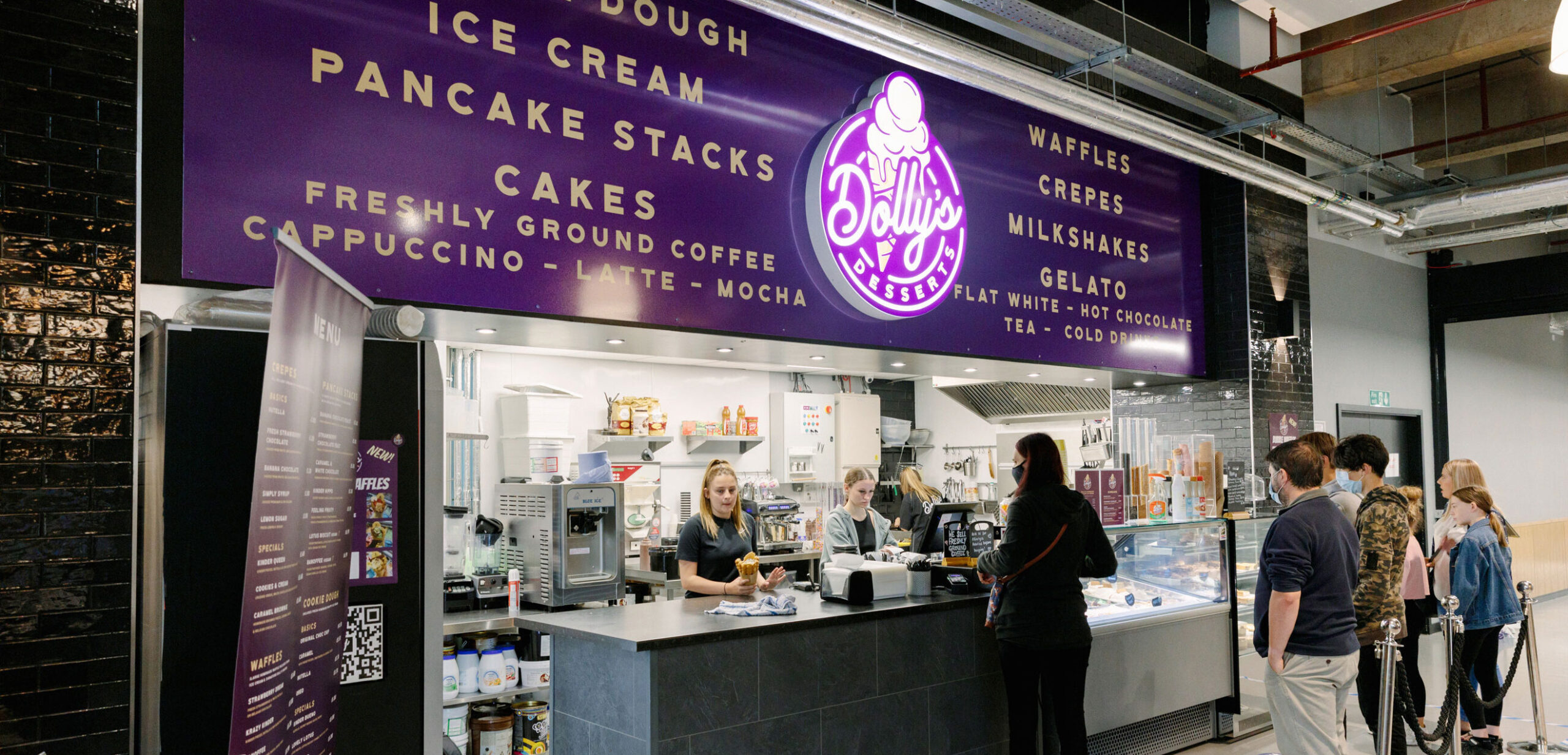 Dolly's Desserts storefront